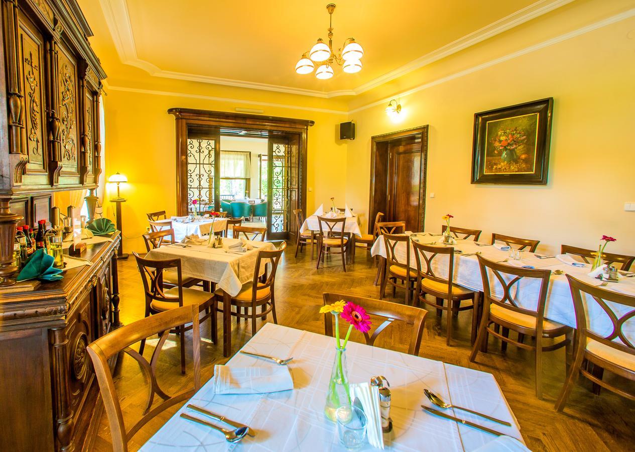 Hotel Manor House à Broumov Extérieur photo